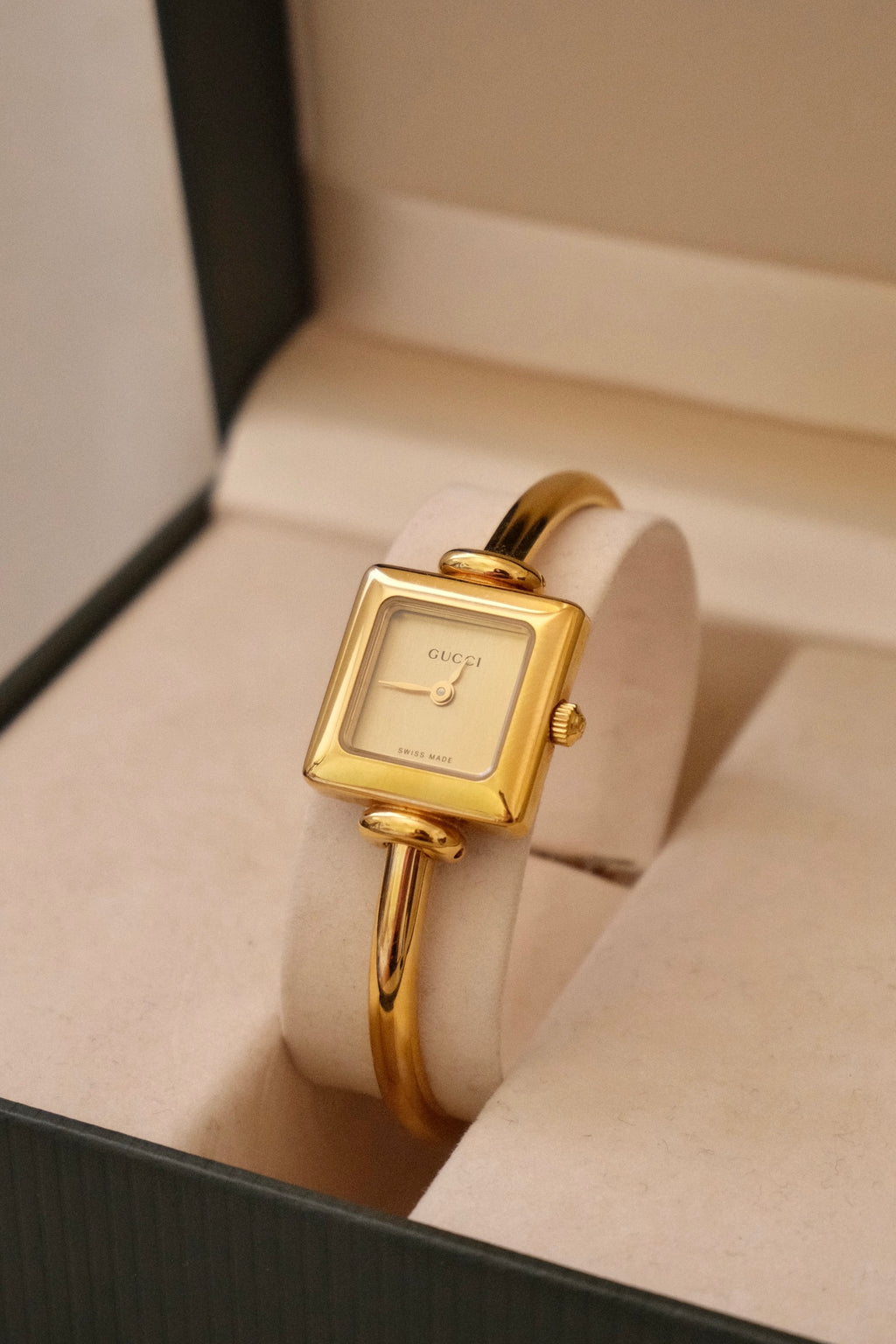 Near Mint Rare Vintage Ladies 1900L Gold Bangle Gucci Watch In Box