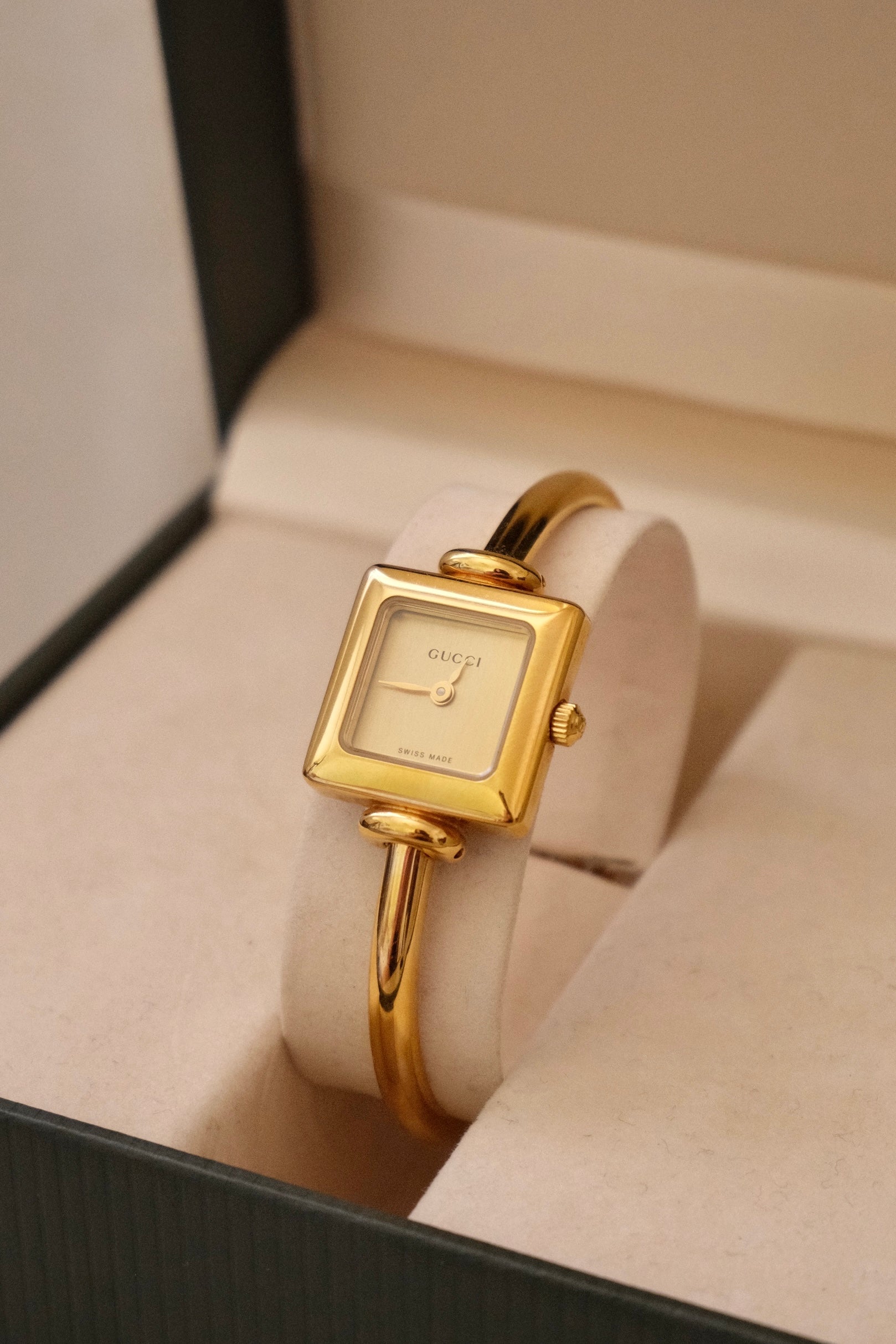 Near Mint Rare Vintage Ladies 1900L Gold Bangle Gucci Watch In Box