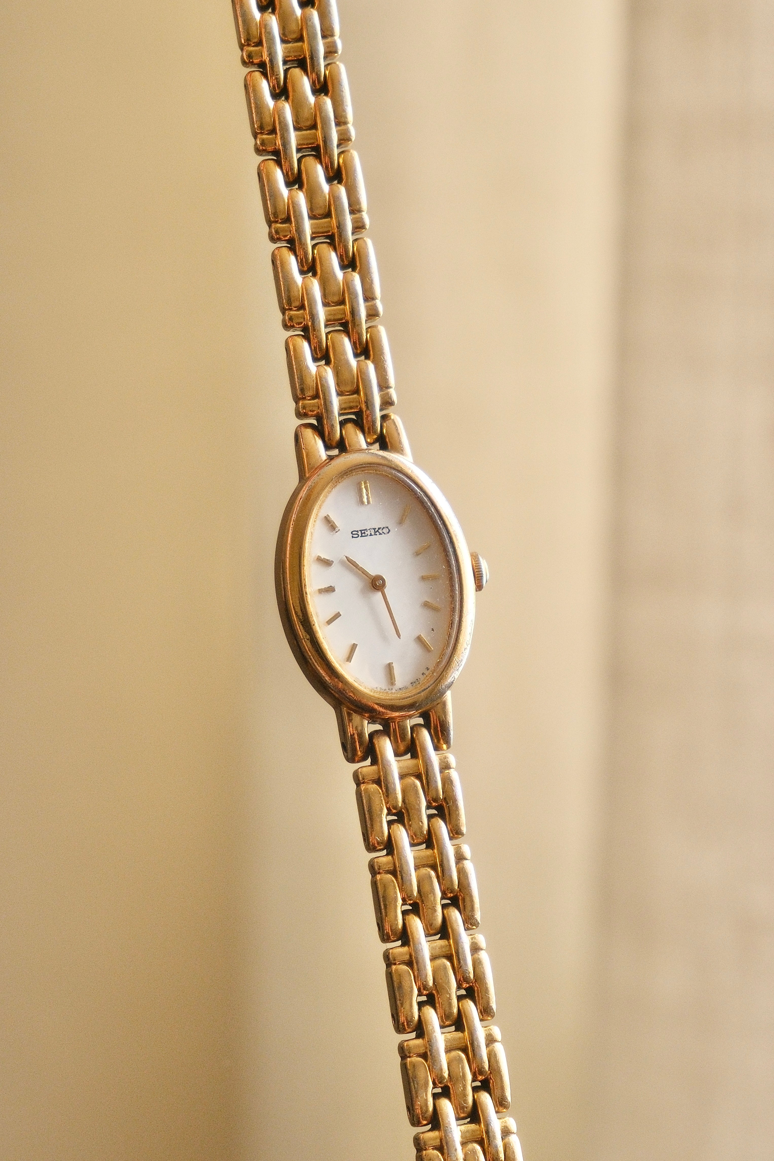 Vintage Ladies' Gold-Plated Seiko Quartz Watch - Oval Dial Working