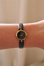 1990s Ladies Vintage 2000L Gucci Gold Leather Wristwatch Working