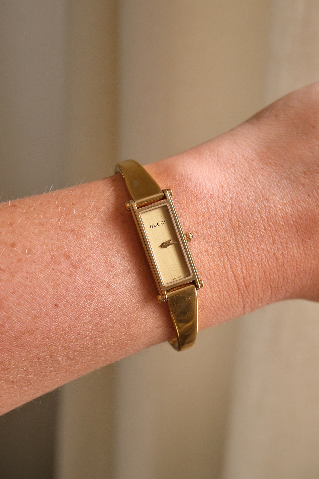 Vintage 90s Ladies Gold Champagne Dial 1500L Horsebit Gucci Watch Working