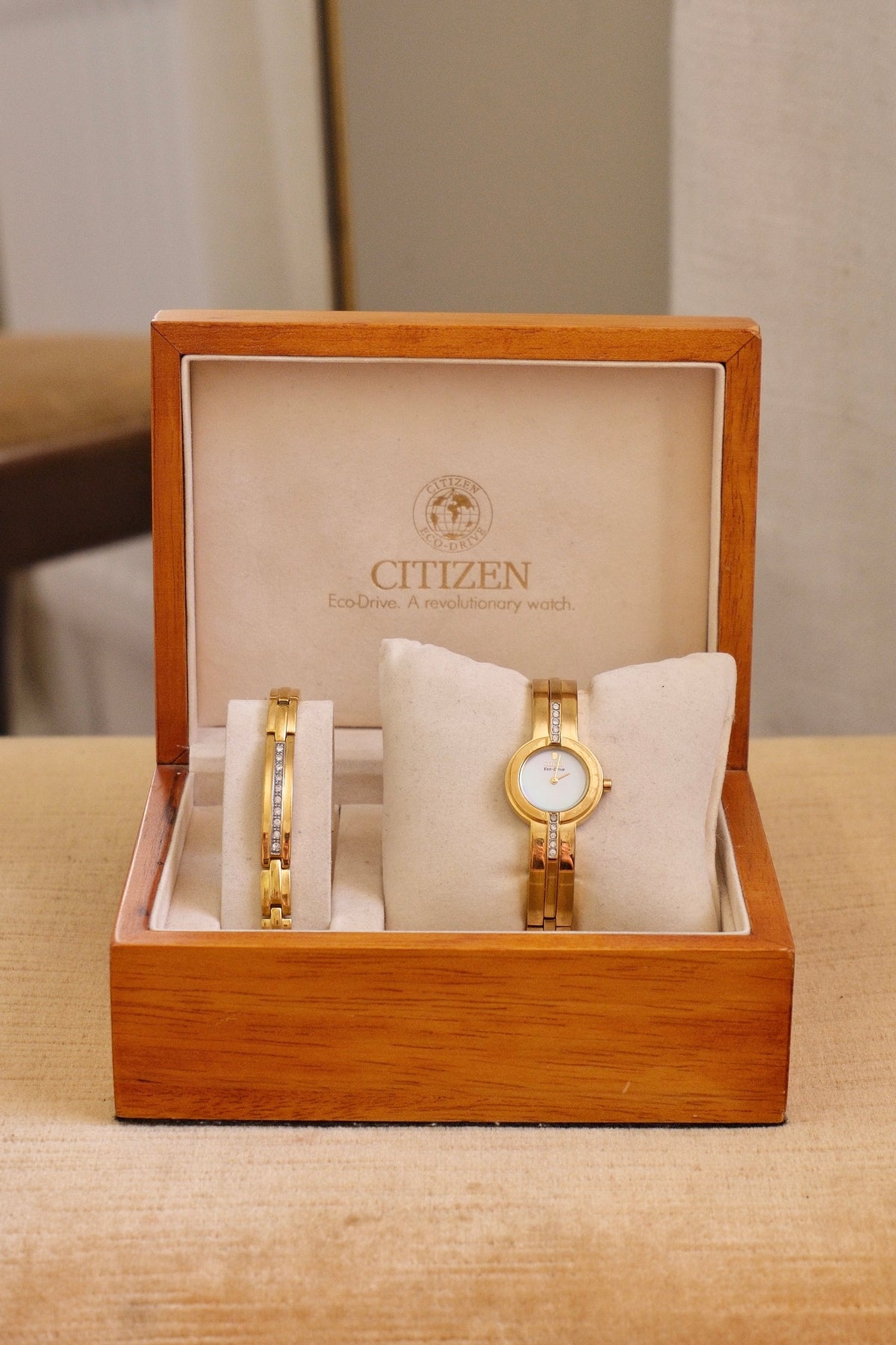 Vintage Ladies Citizen Eco Drive Watch MOP dial and Matching Bracelet Set in Orginal Wooden Box