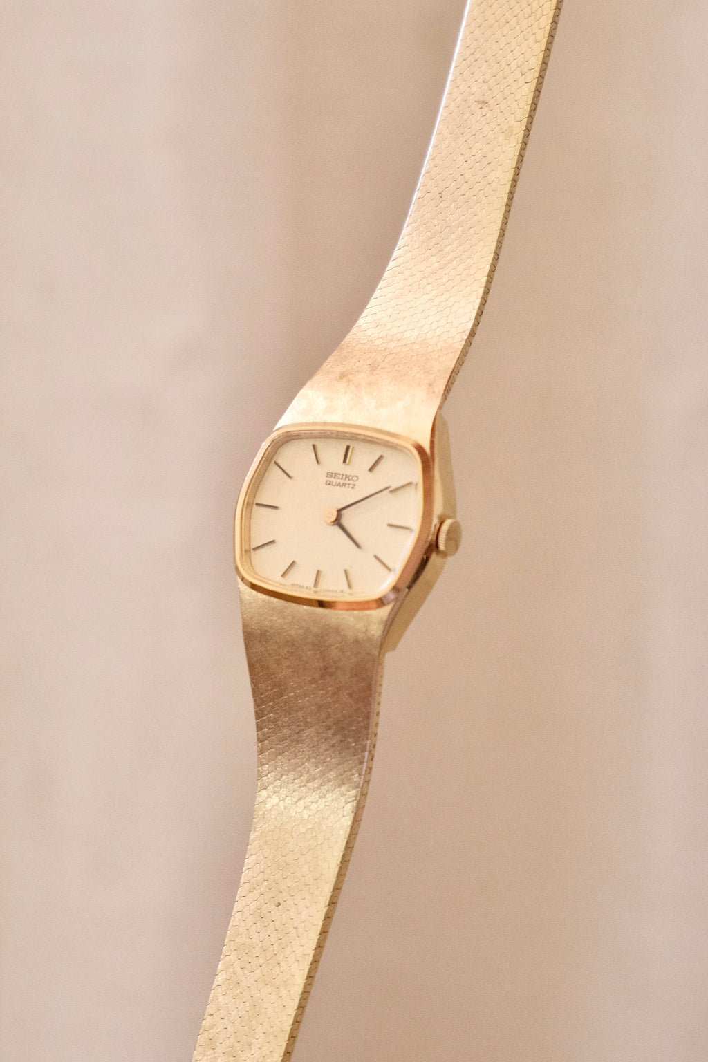 Vintage 90s Gold Ladies Seiko Watch with Textured Bracelet Strap Working