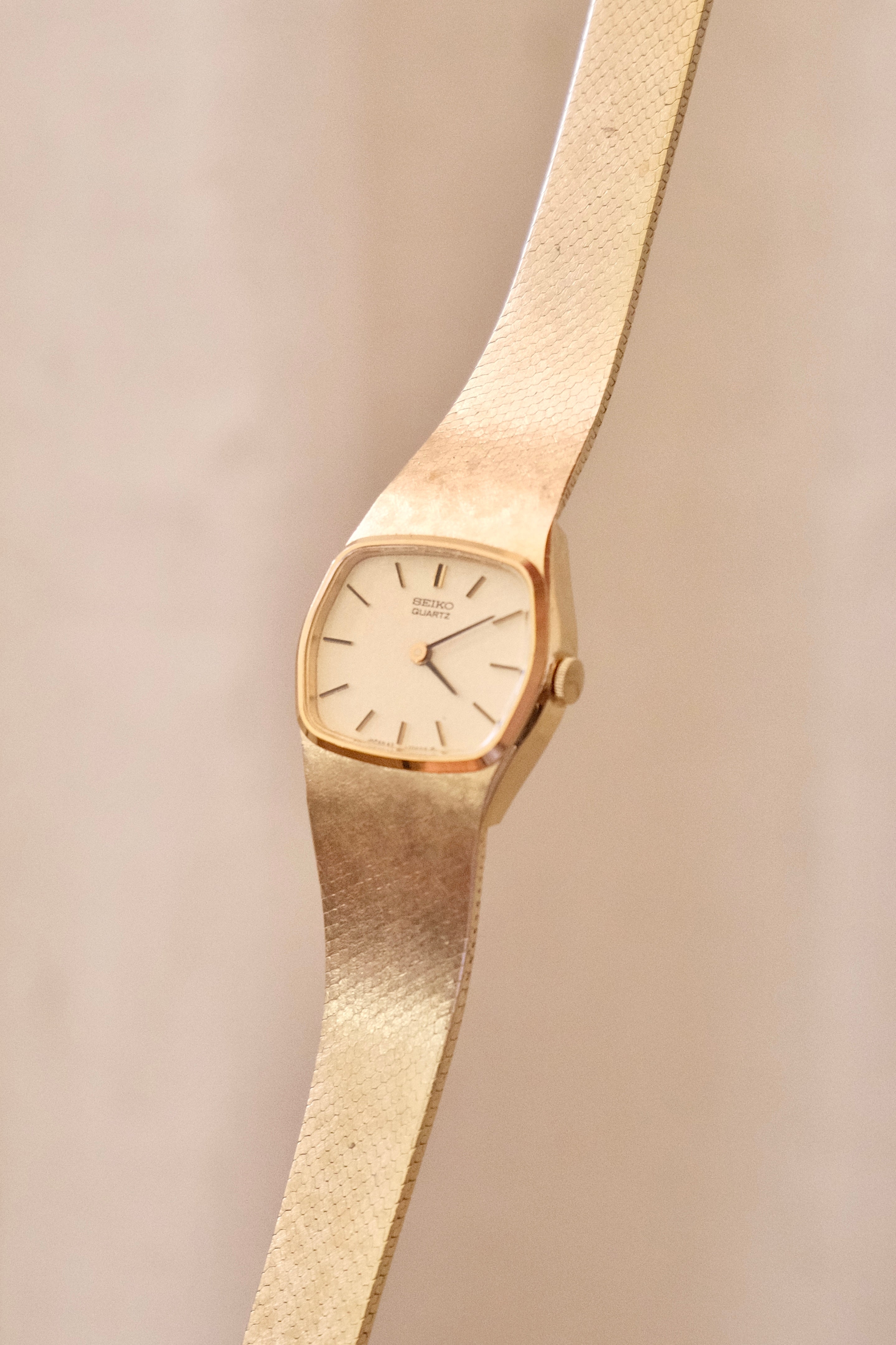 Vintage 90s Gold Ladies Seiko Watch with Textured Bracelet Strap Working