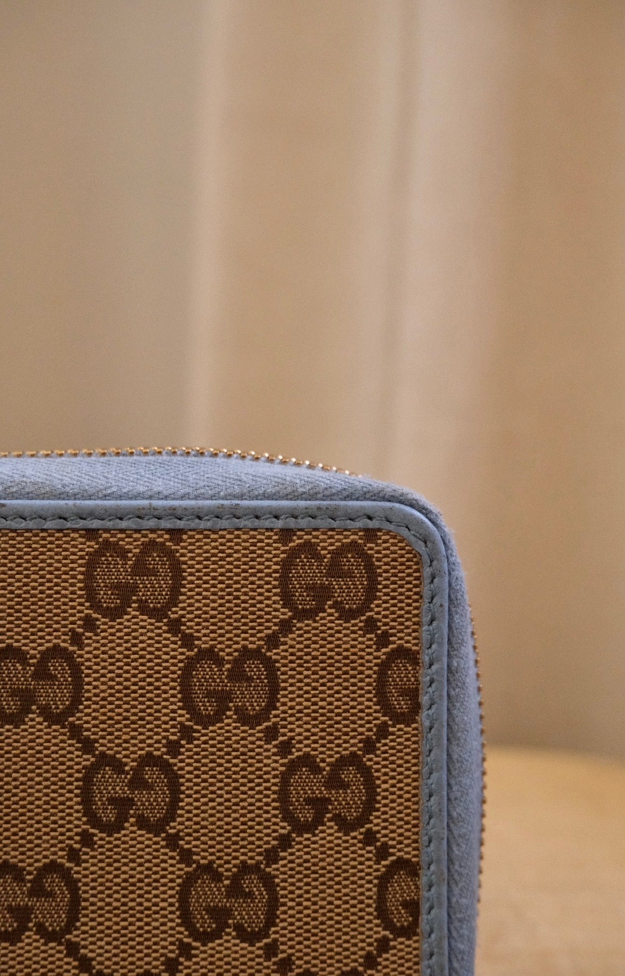 Gucci GG Supreme Zip Around Wallet, Blue Lining Classic Monogram Design in Box