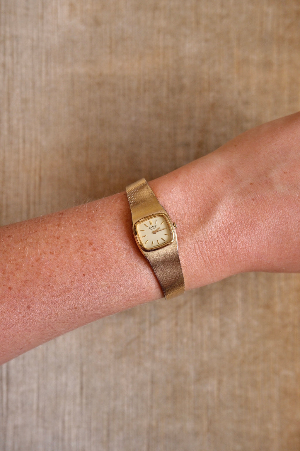 90s Vintage Seiko Dainty Gold Watch on a Pressed Mesh Bracelet Strap Working