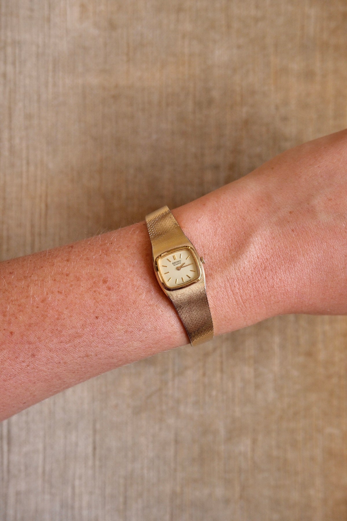 90s Vintage Seiko Dainty Gold Watch on a Pressed Mesh Bracelet Strap Working