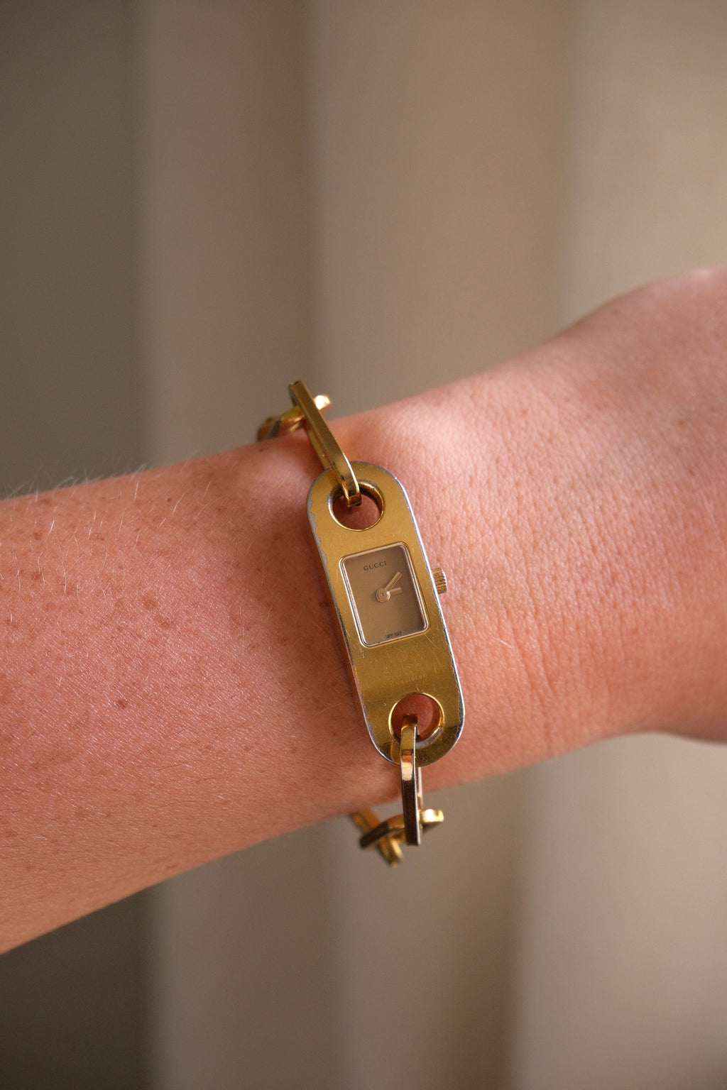 00s Vintage Ladies 6100L Gucci Gold Watch with Chain Link Bracelet in Box Working
