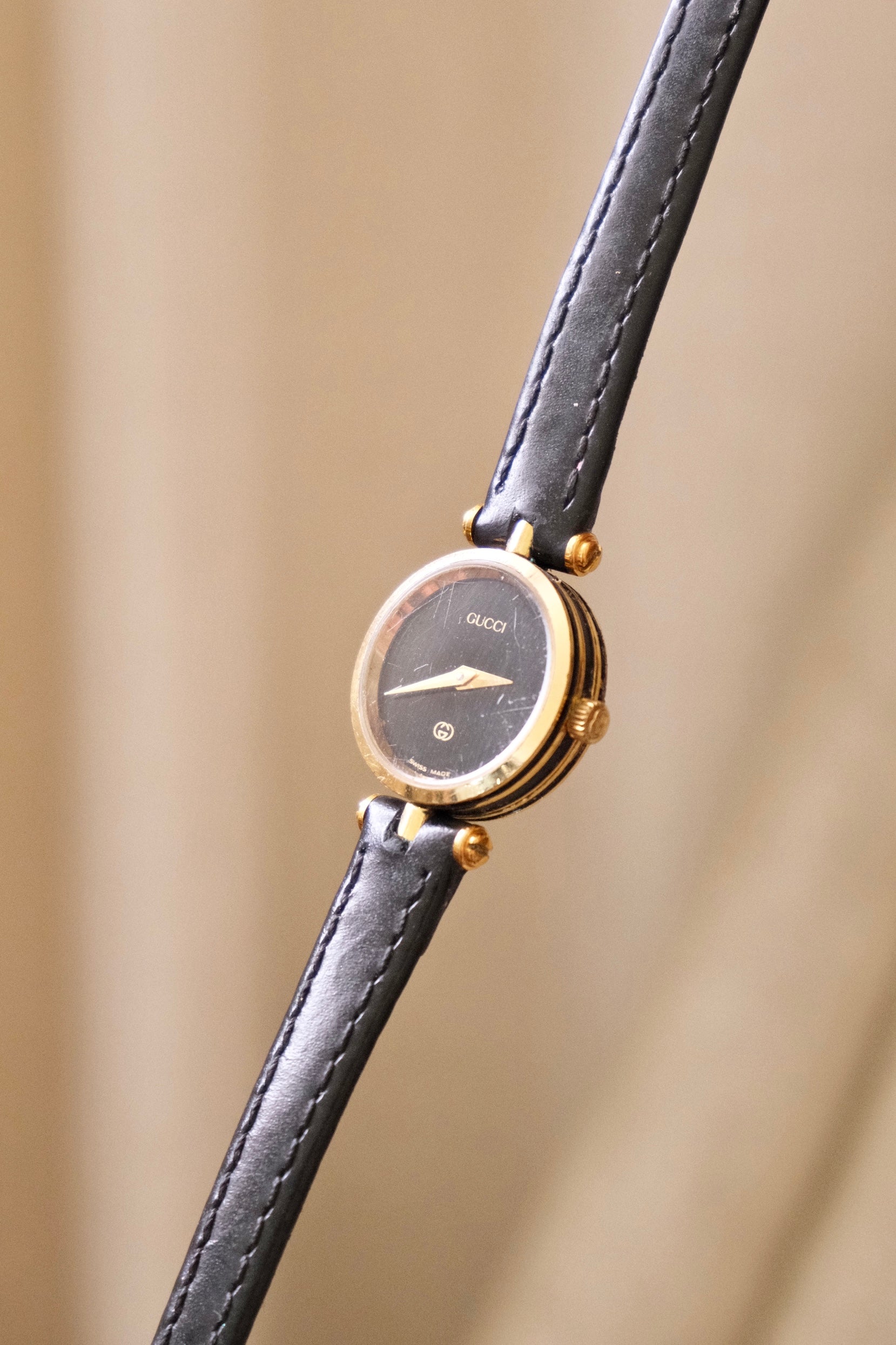 1990s Ladies Vintage 2000L Gucci Gold Leather Wristwatch Working