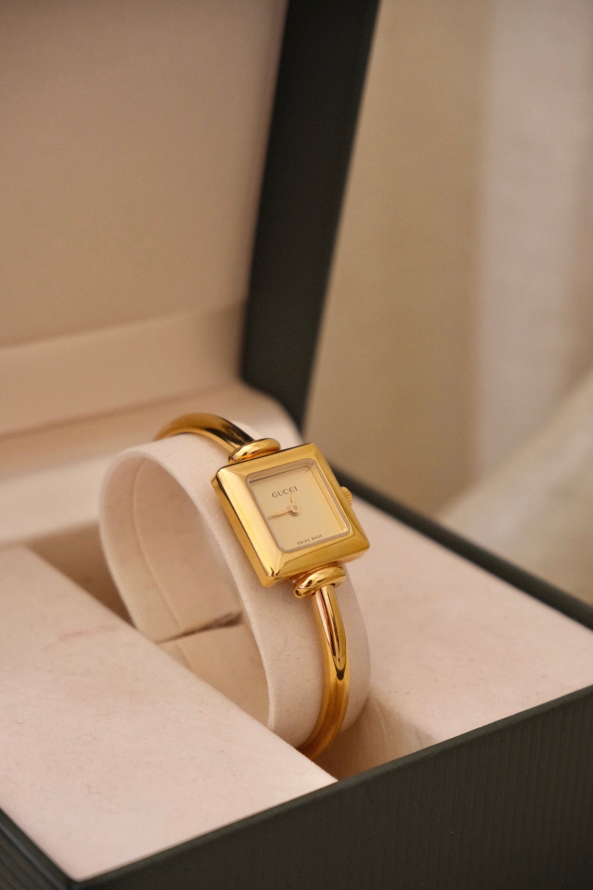 Near Mint Rare Vintage Ladies 1900L Gold Bangle Gucci Watch In Box