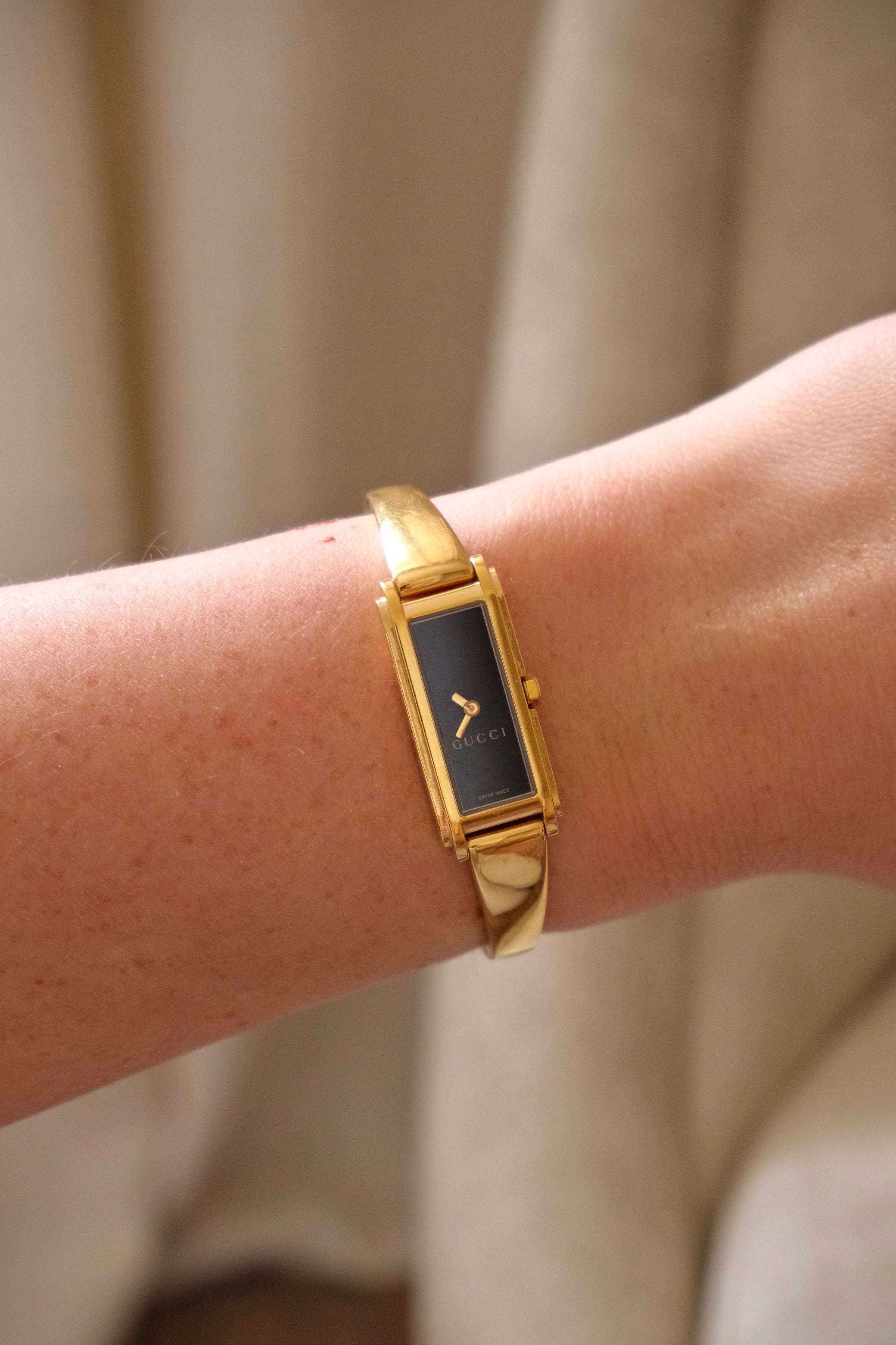 NEAR MINT 1990s Vintage Gold 1900L Gucci Black Dail Wrist Watch Ladies