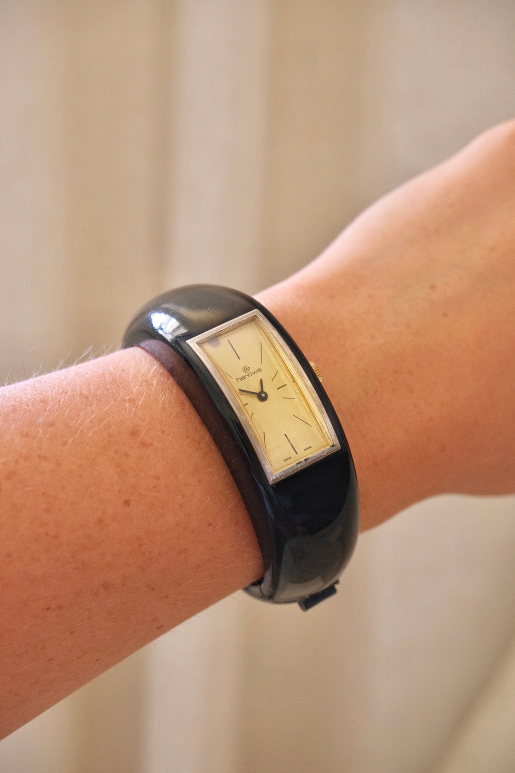 Rare 1970s Hanowa Mage Swiss-made ladies bangle watch featuring a rectangular gold-tone dial Manual Wind