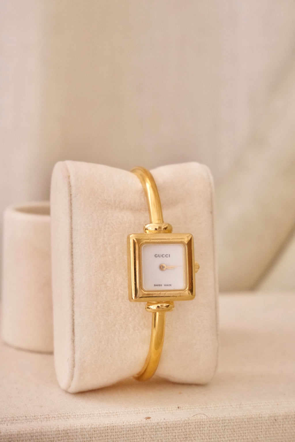 Rare Vintage Ladies 1900L Gold Bangle Gucci Watch