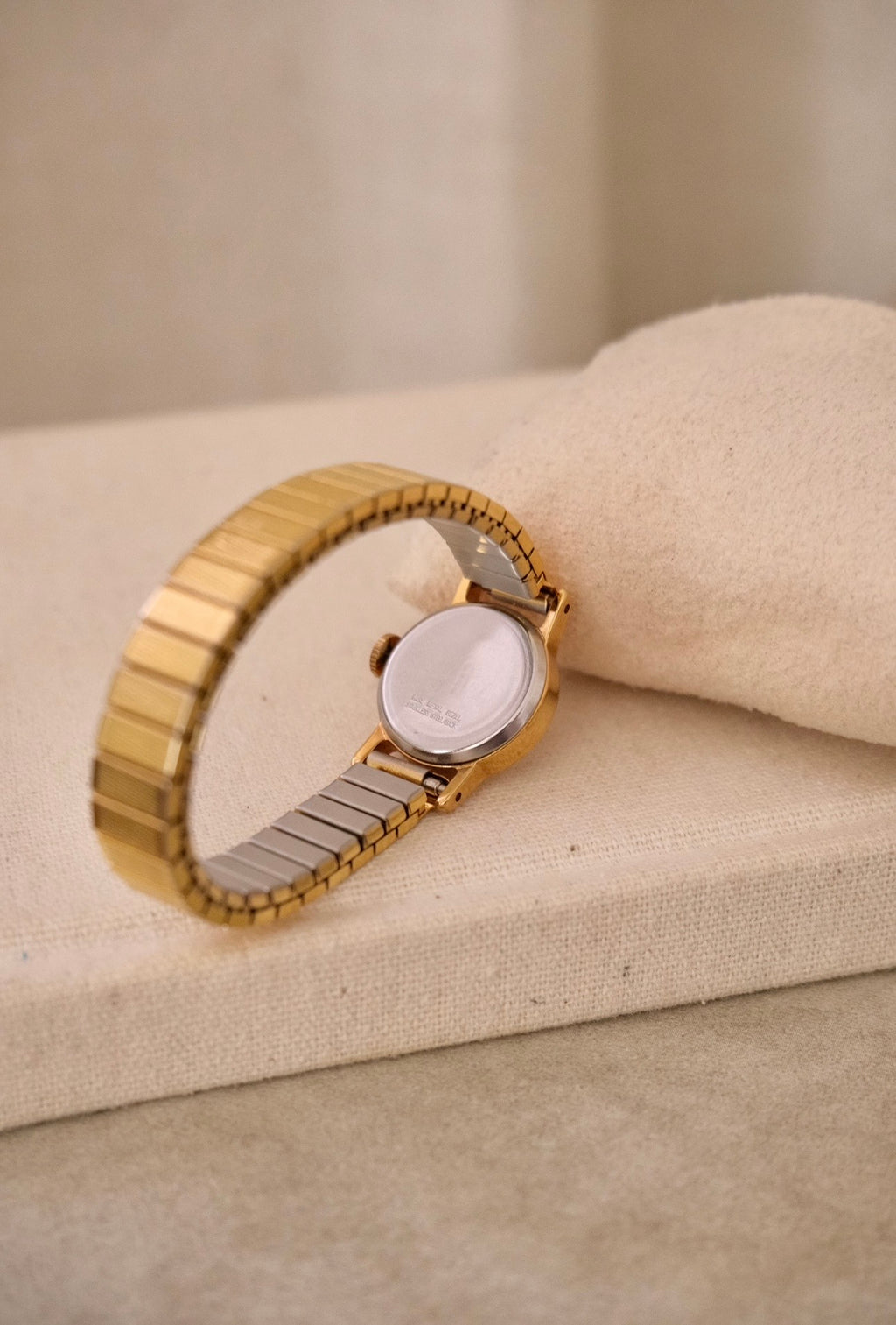 Vintage Timex Mechanical Ladies Gold Watch on a Stretch Watch Band Working