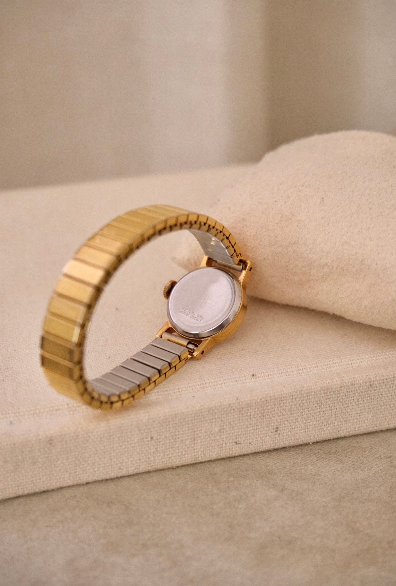 Vintage Timex Mechanical Ladies Gold Watch on a Stretch Watch Band Working
