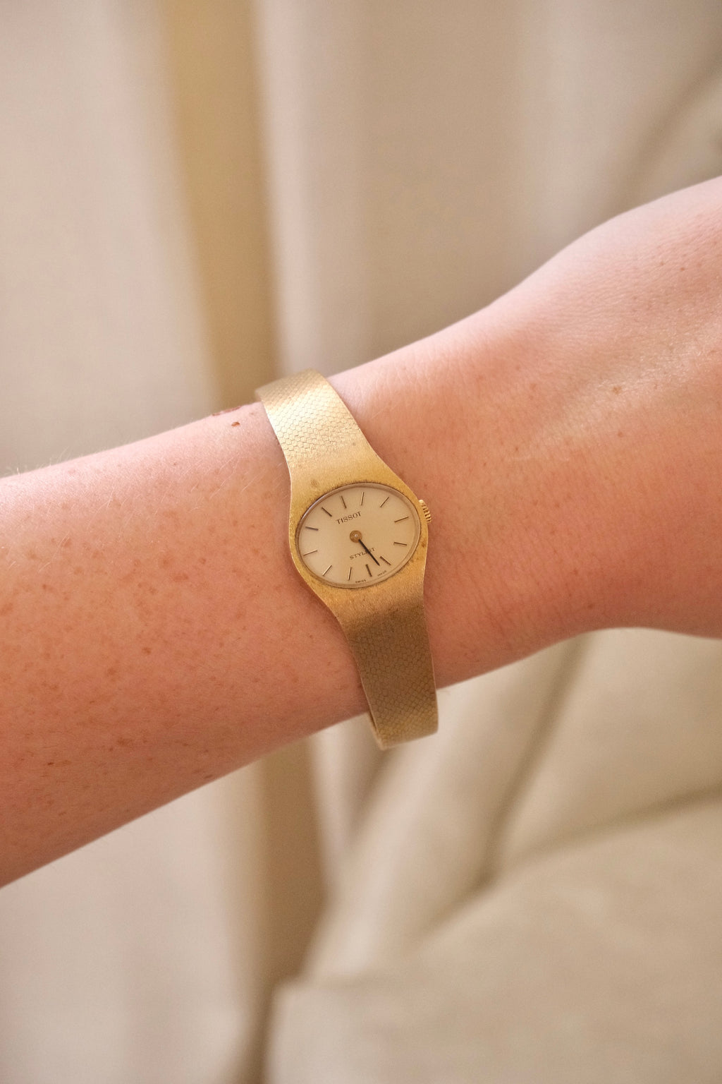 1970s Vintage Tissot Stylist Ladies Gold Manual Wind Mechanical Watch - Minimalist Oval Swiss Timepiece