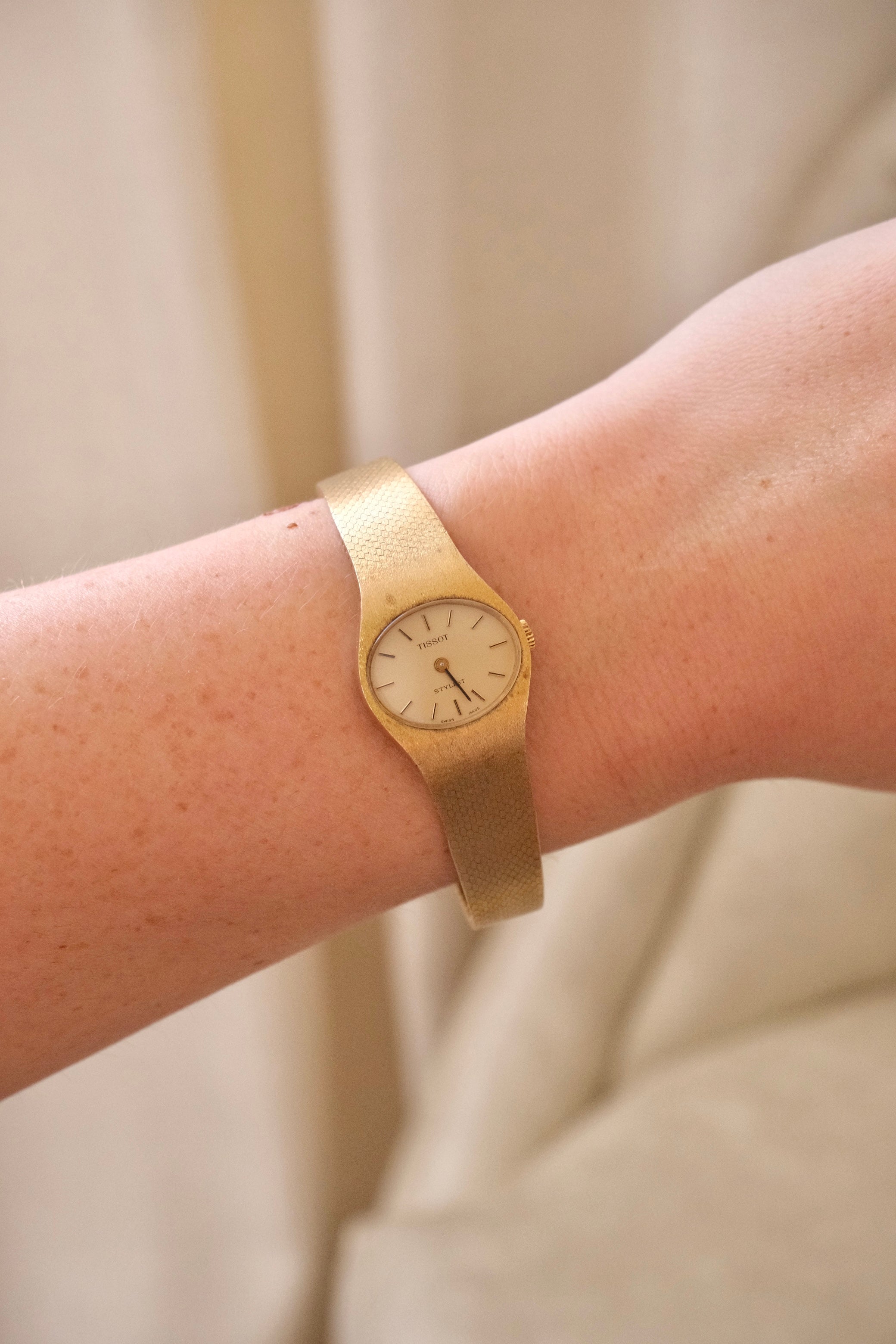 1970s Vintage Tissot Stylist Ladies Gold Manual Wind Mechanical Watch - Minimalist Oval Swiss Timepiece
