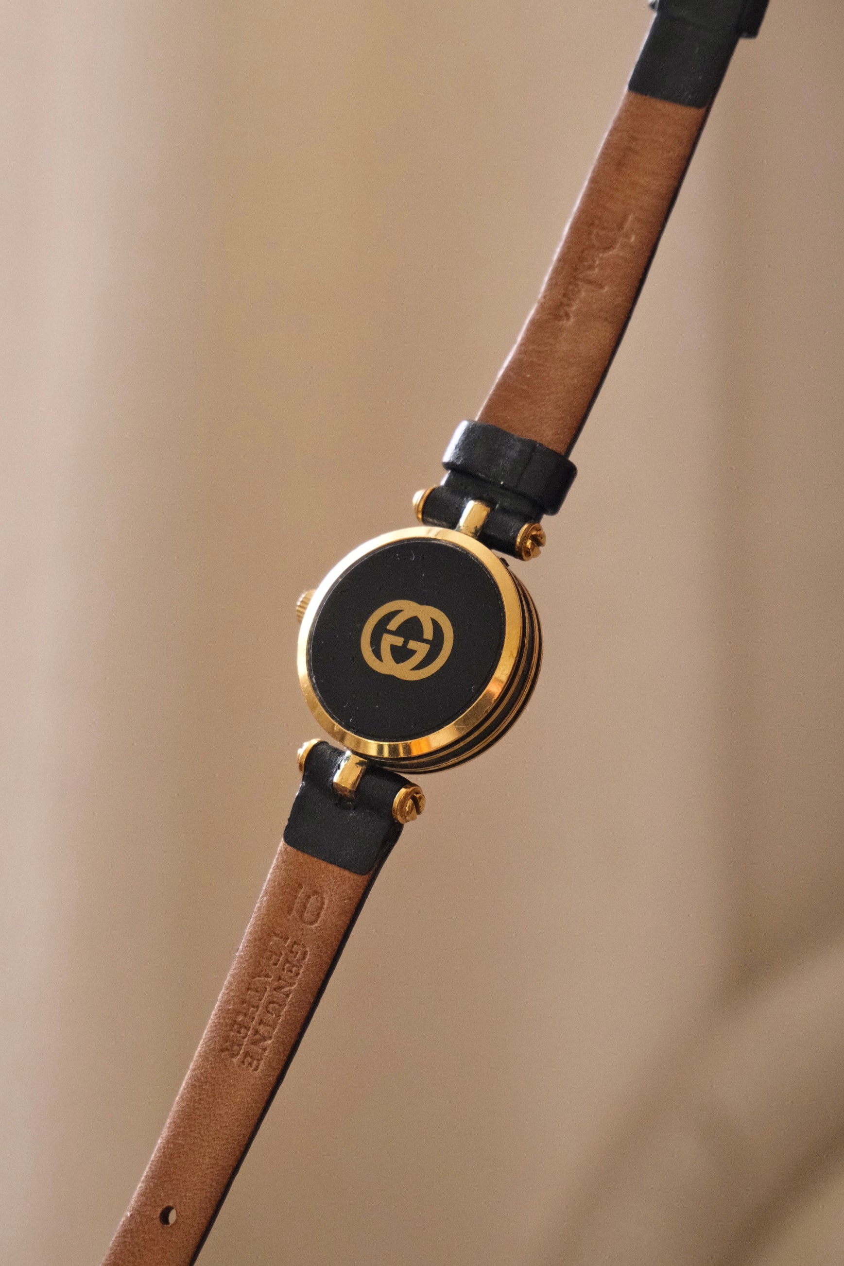 1990s Ladies Vintage 2000L Gucci Gold Leather Wristwatch Working