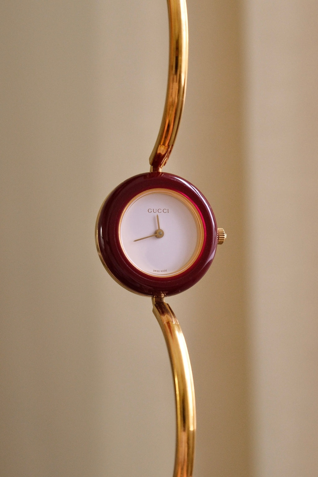 Vintage Gucci 1100L Gold Plated Ladies Interchangeable Watch with Burgendy Bezel White Dial