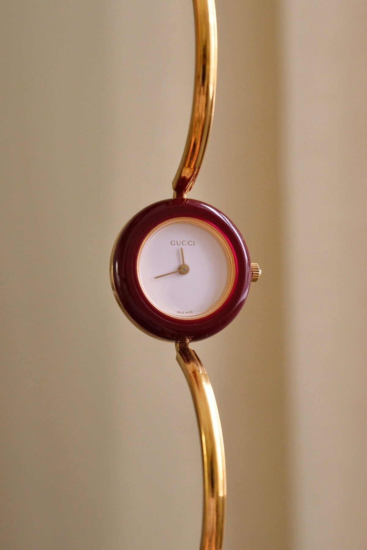 Vintage Gucci 1100L Gold Plated Ladies Interchangeable Watch with Burgendy Bezel White Dial