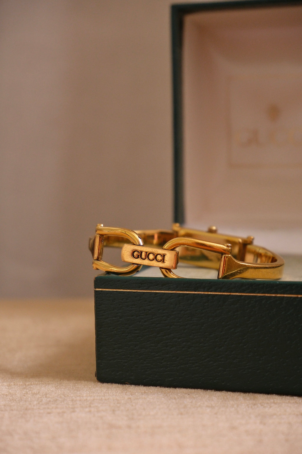 Vintage 90s Ladies Gold 1500L Gucci Horsebit Watch Black Dial in Gucci Box