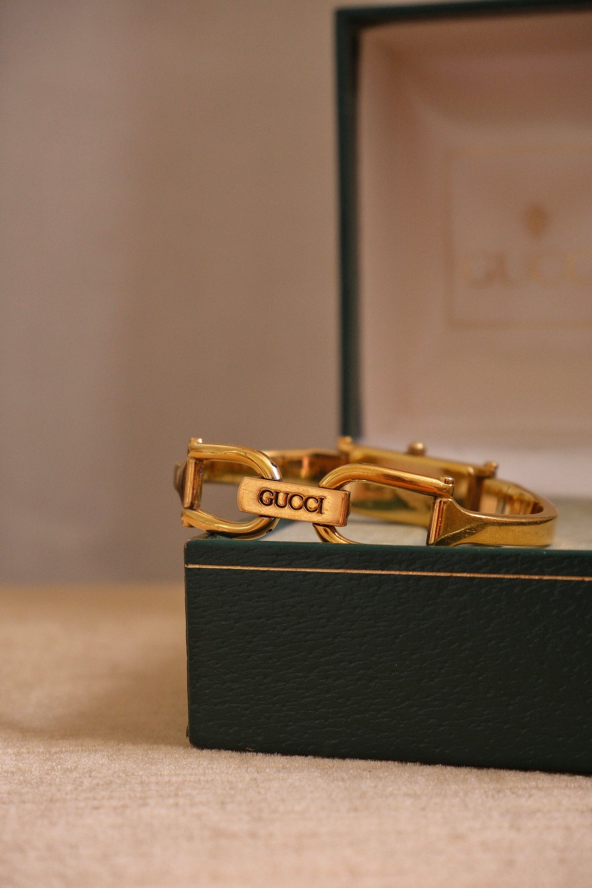 Vintage 90s Ladies Gold 1500L Gucci Horsebit Watch Black Dial in Gucci Box