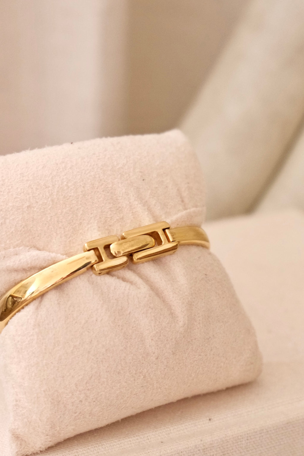 90s Gold-Plated Vintage Gucci 1400L Ladies Bangle Quartz Watch Working with Horsebit Design