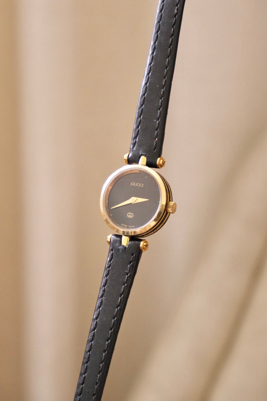1990s Ladies Vintage 2000L Gucci Gold Leather Wristwatch Working