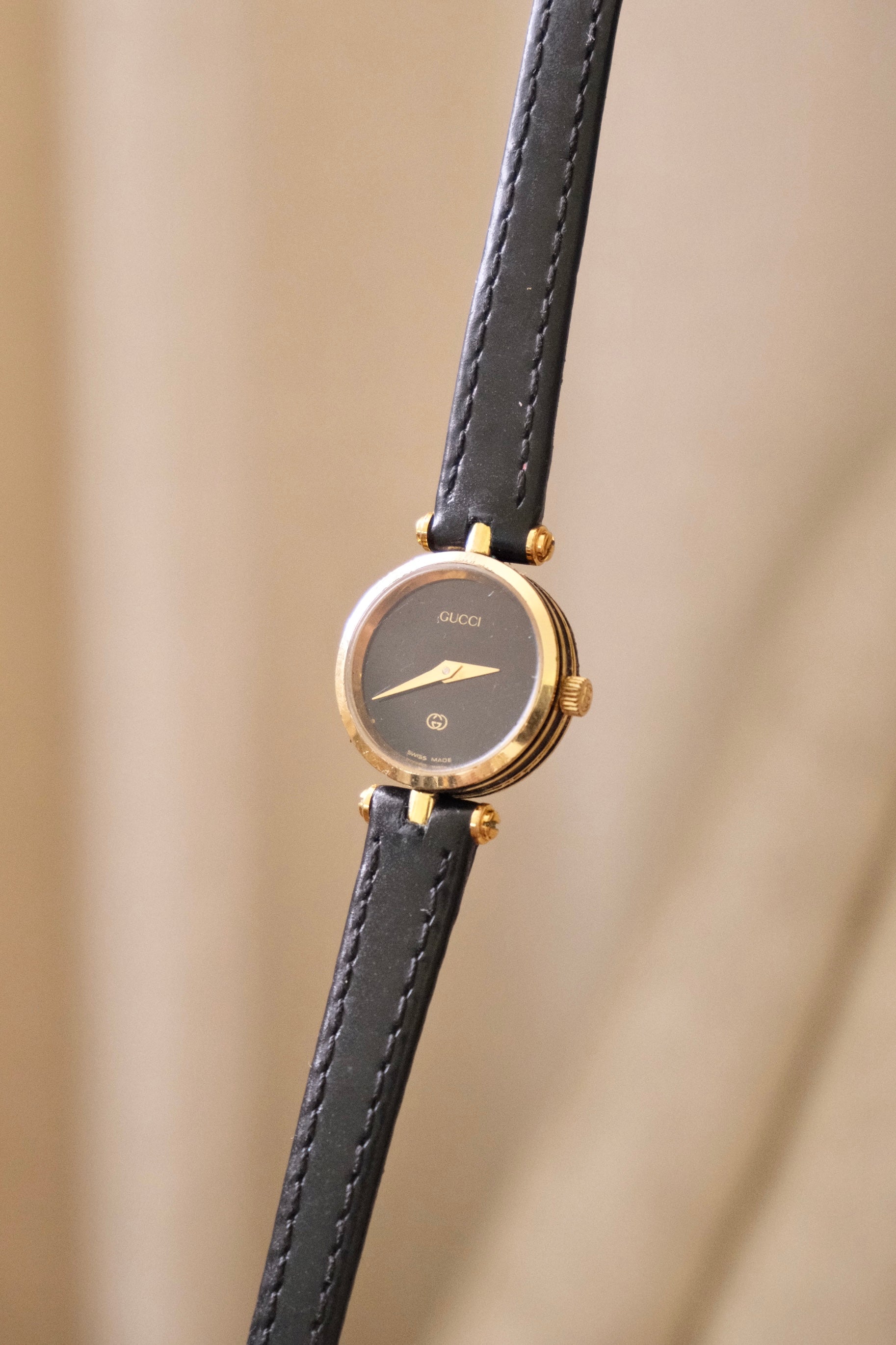 1990s Ladies Vintage 2000L Gucci Gold Leather Wristwatch Working