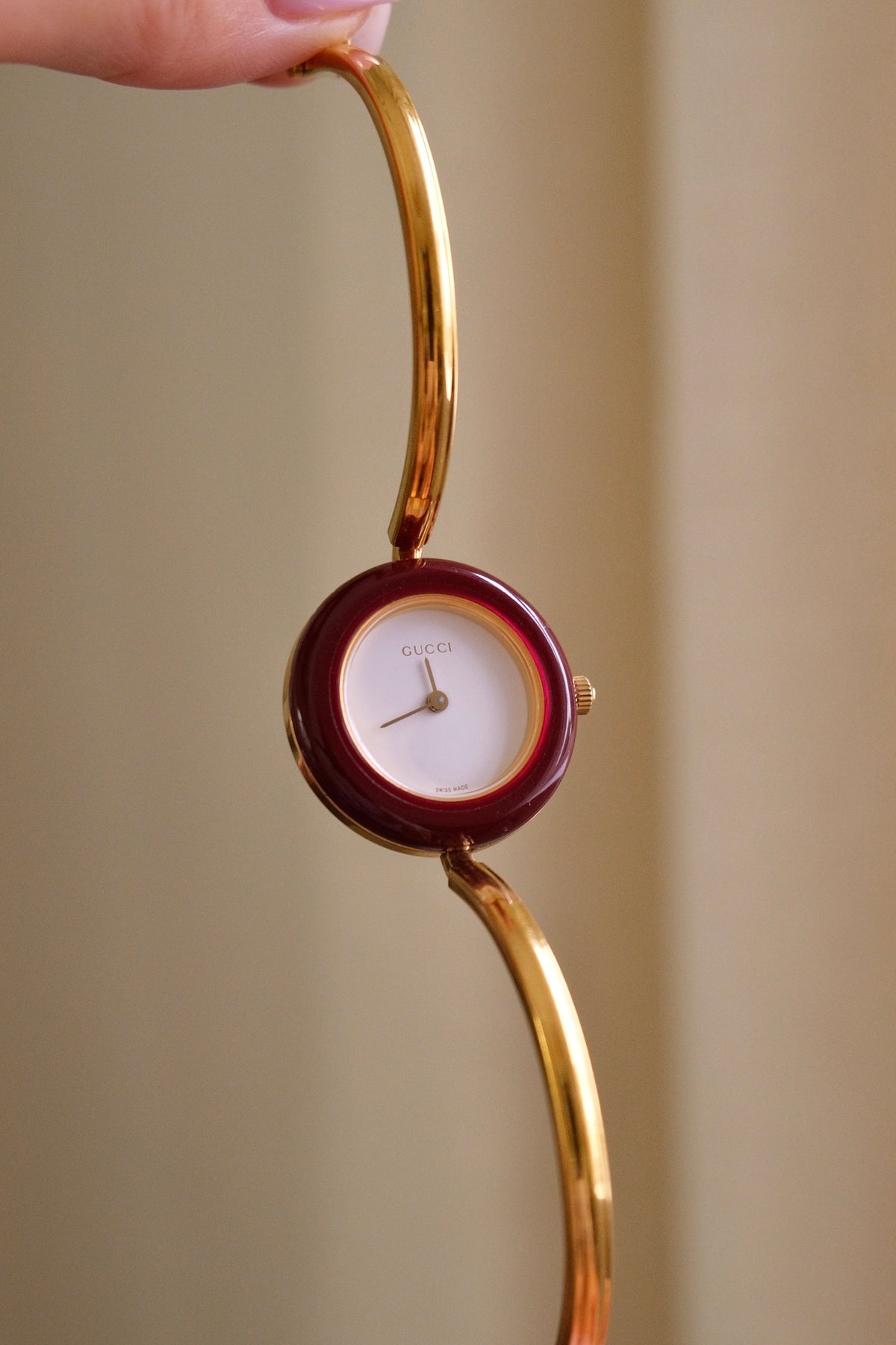 Vintage Gucci 1100L Gold Plated Ladies Interchangeable Watch with Burgendy Bezel White Dial