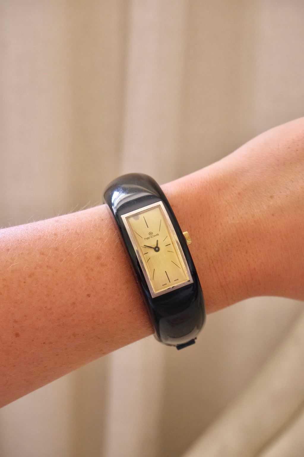Rare 1970s Hanowa Mage Swiss-made ladies bangle watch featuring a rectangular gold-tone dial Manual Wind