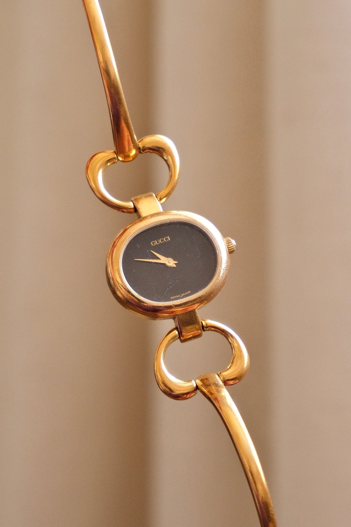 90s Vintage Ladies Gucci 1600 Horsebit Black Dial Bangle Style Watch