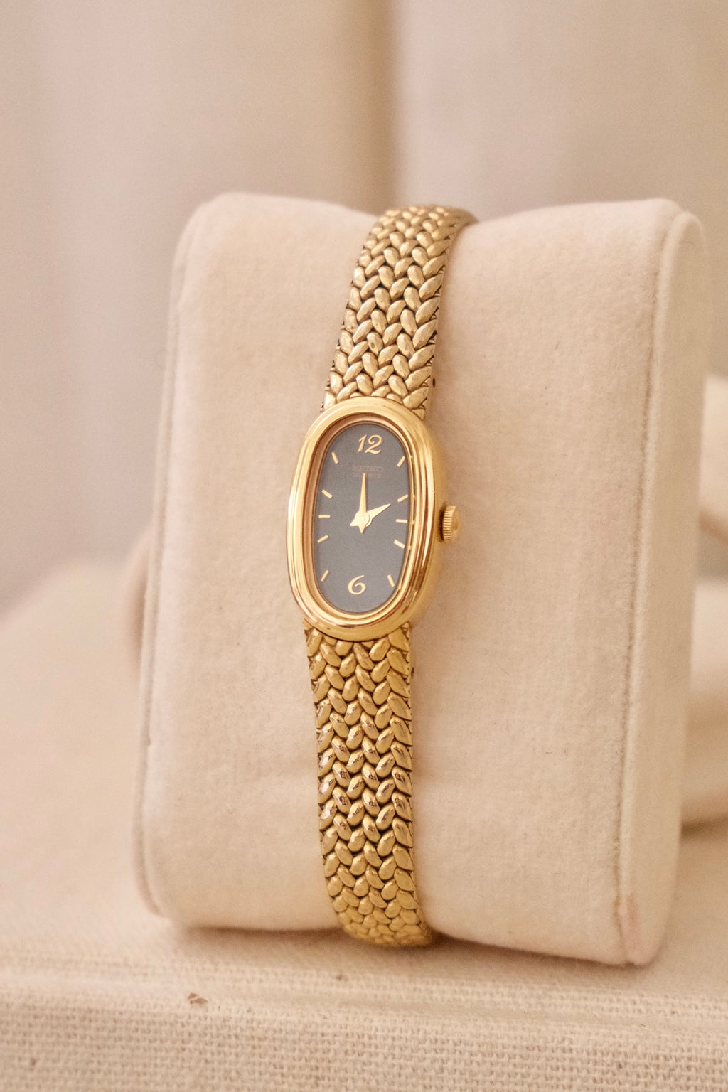 Vintage 1980s/1990s Ladies Gold Seiko Watch – Black Dial – Dainty Bracelet Watch