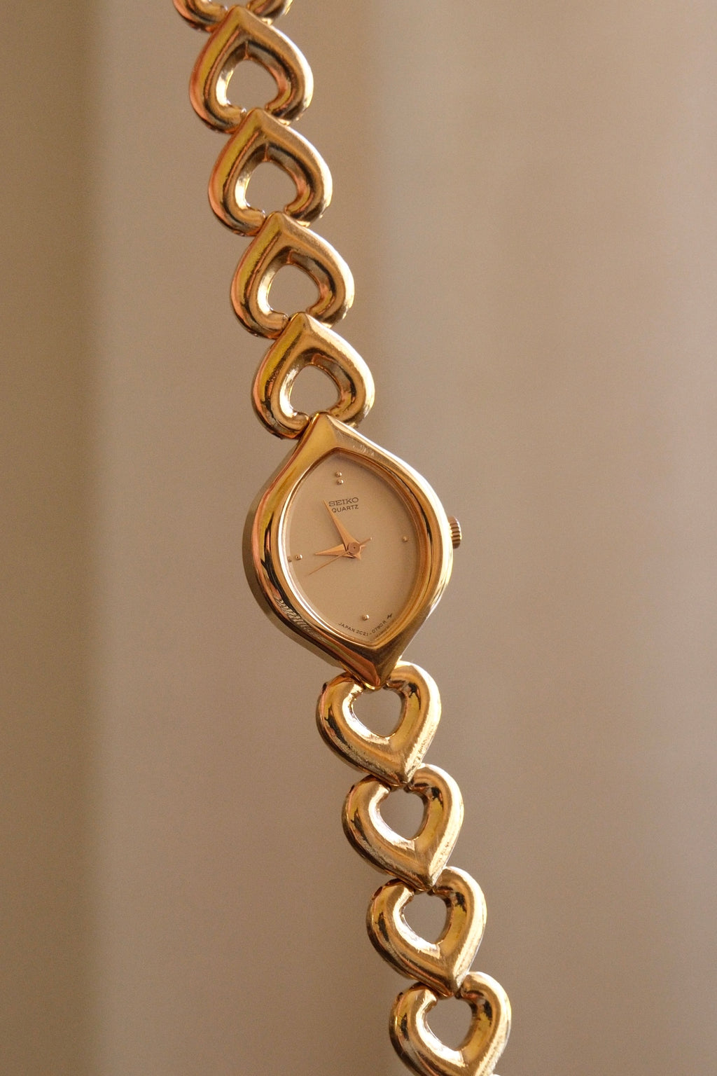 Rare Vintage Seiko Gold Heart Link Ladies Watch with a Teardrop Case Champagne Dial
