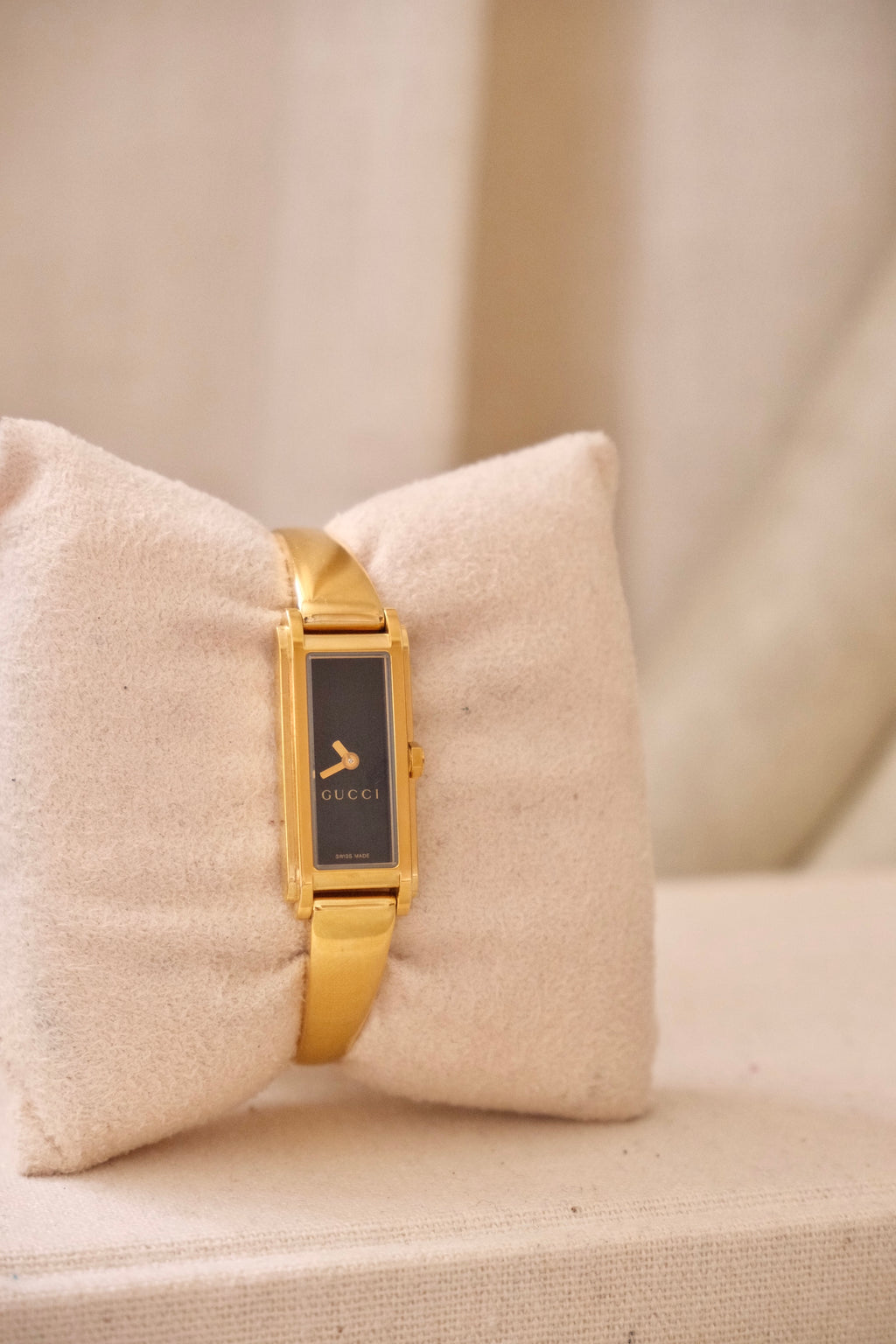 NEAR MINT 1990s Vintage Gold 1900L Gucci Black Dail Wrist Watch Ladies