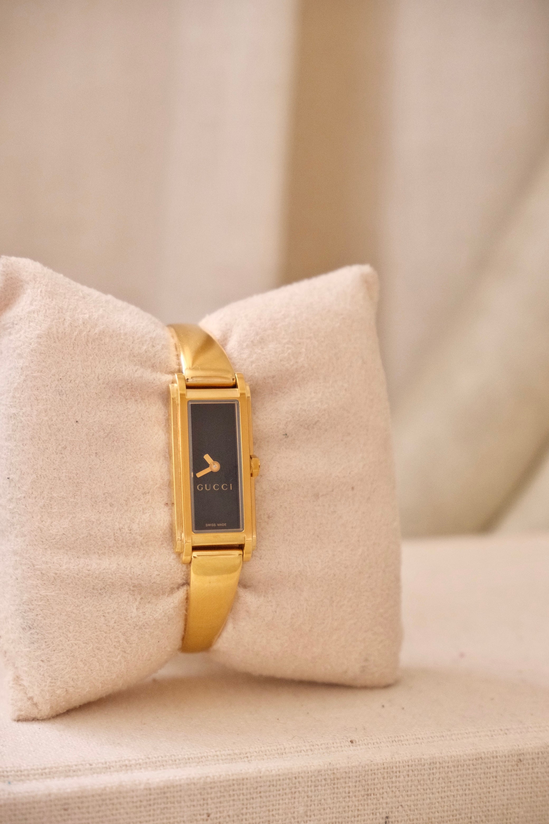 NEAR MINT 1990s Vintage Gold 1900L Gucci Black Dail Wrist Watch Ladies