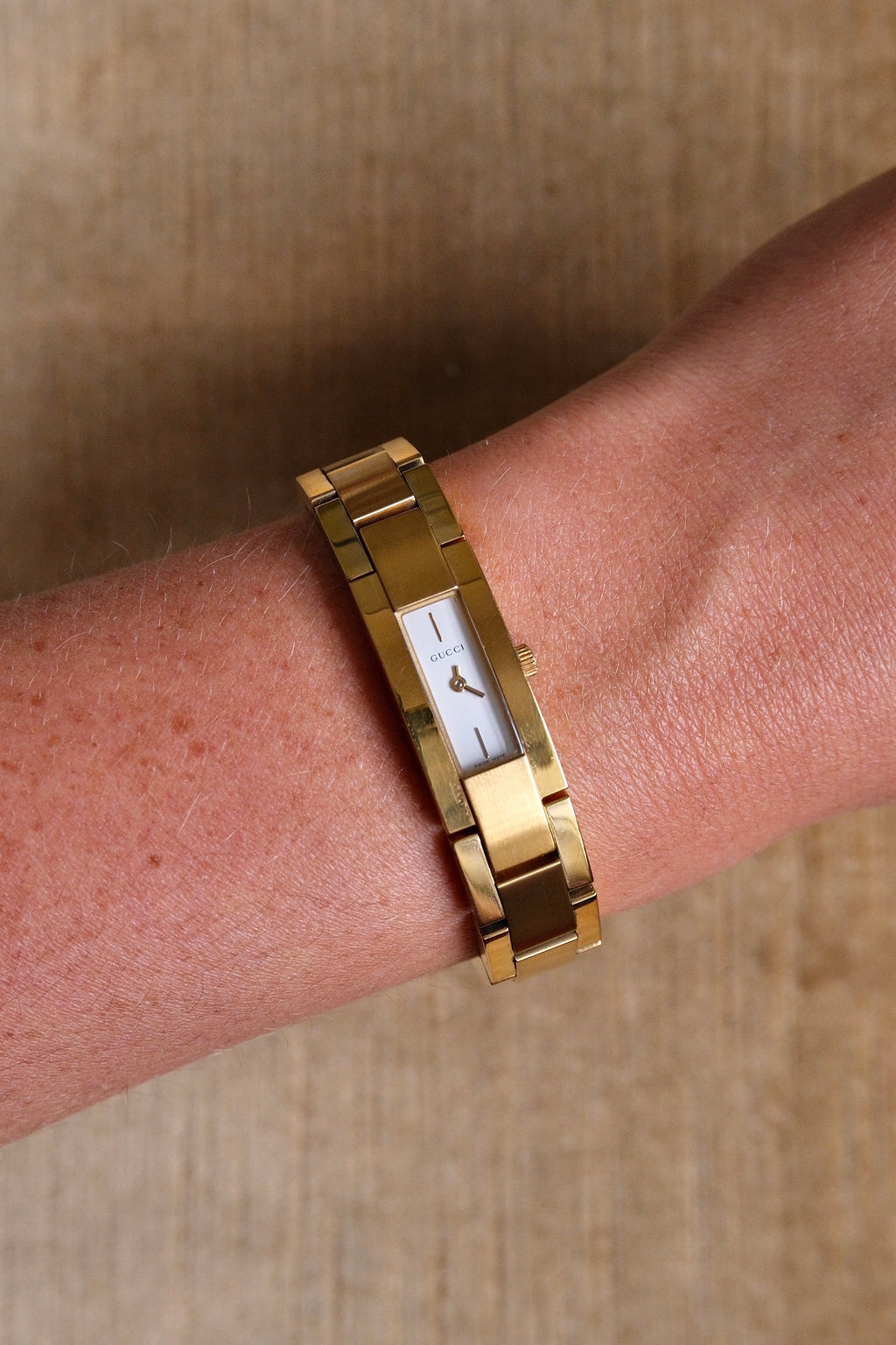 Vintage Gucci 4600L Ladies Quartz Watch Gold Tone Rectangular White Dial