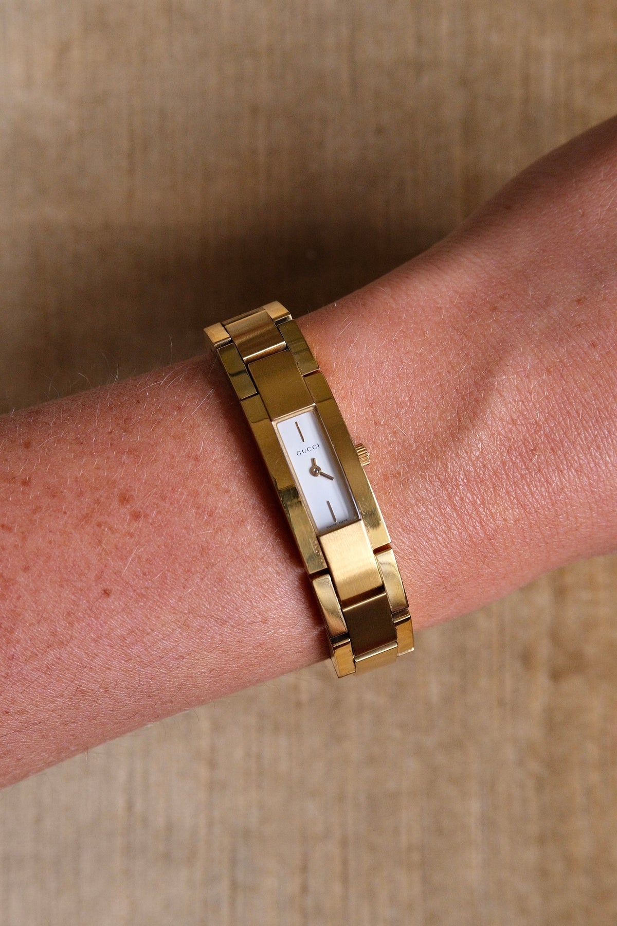 Vintage Gucci 4600L Ladies Quartz Watch Gold Tone Rectangular White Dial