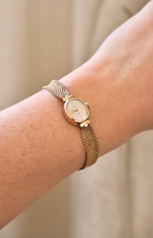 1950s AVIA Swiss Gold Mesh Mechanical Watch Petite Oval Vintage Watch Minimal Elegant Timepiece Collectible