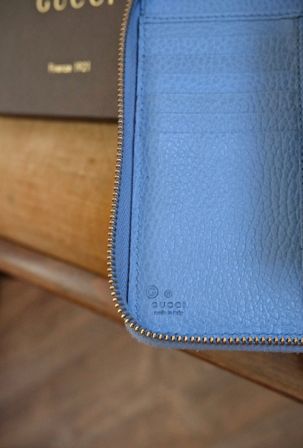 Gucci GG Supreme Zip Around Wallet, Blue Lining Classic Monogram Design in Box