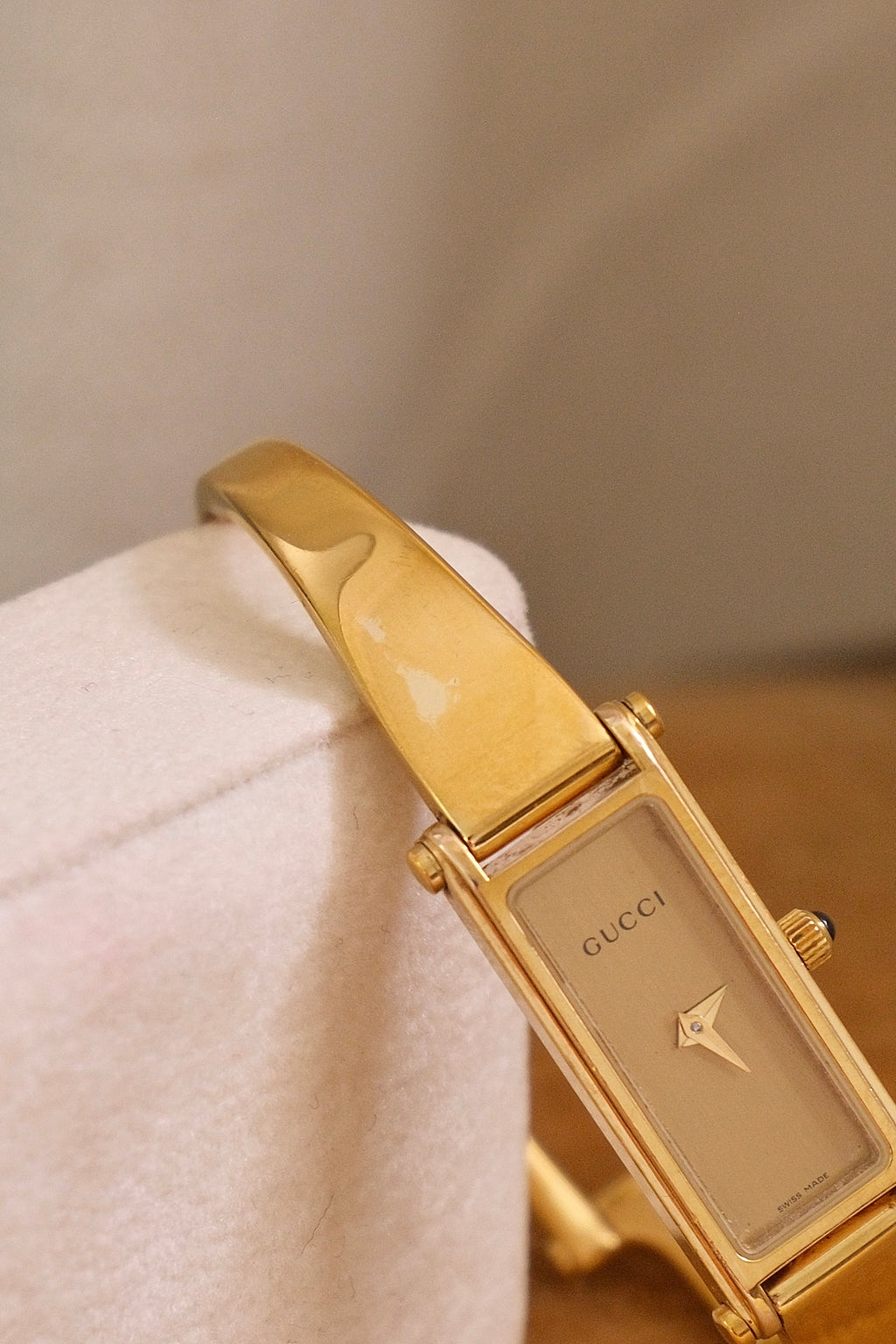 Vintage 90s Ladies Gold Champagne Dial 1500L Horsebit Gucci Watch Working