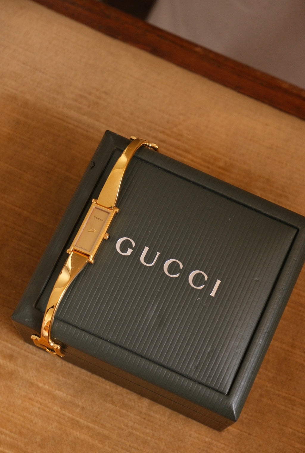 Vintage Gucci 1500L Gold Bangle Watch with Champagne Dial, 90s Quartz Working in Box