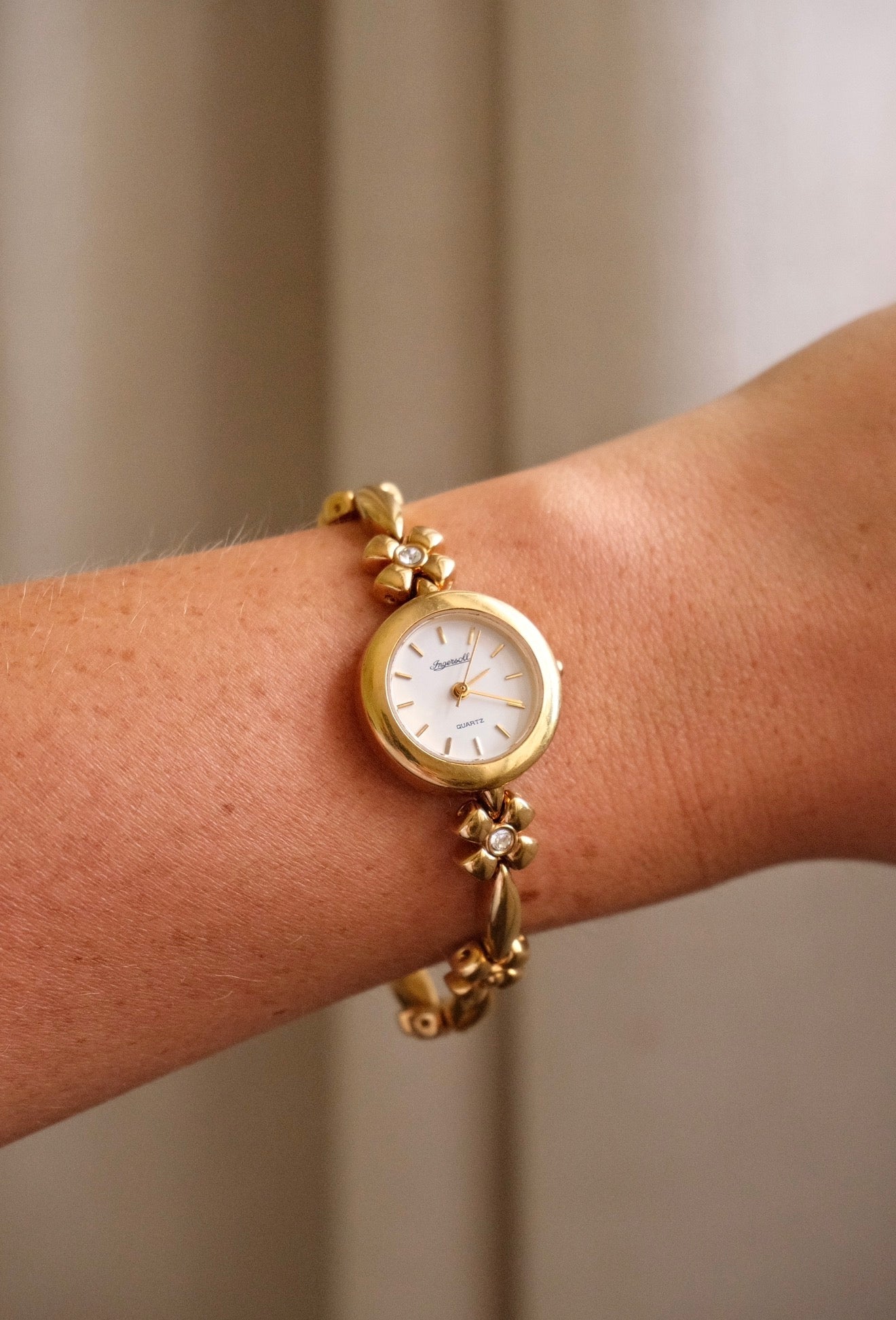 Vintage Pretty Ingersoll Flower Gold Tone Watch Working Ladies Floral Bracelet Watch