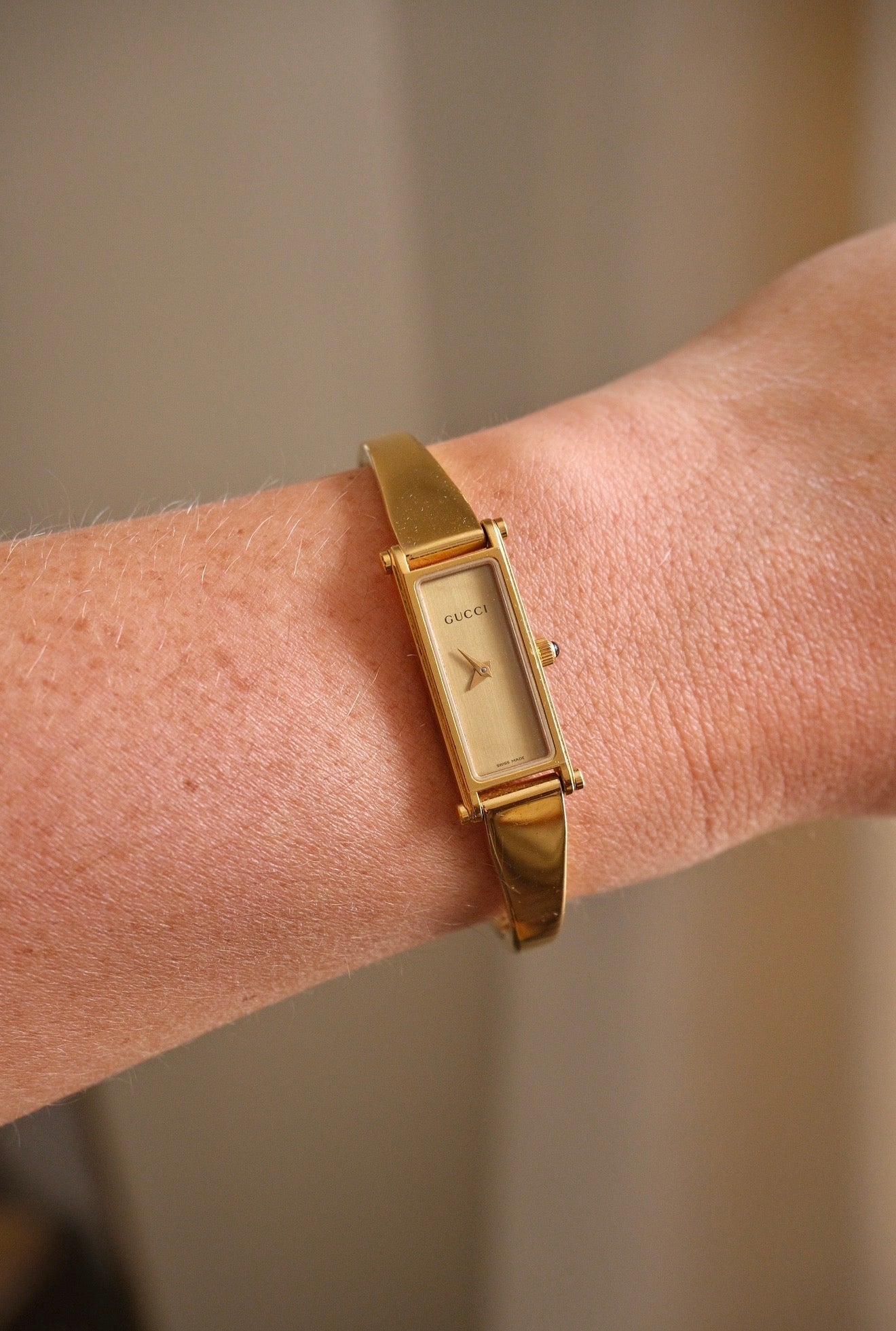 Vintage Gucci 1500L Gold Bangle Watch with Champagne Dial, 90s Quartz Working in Box