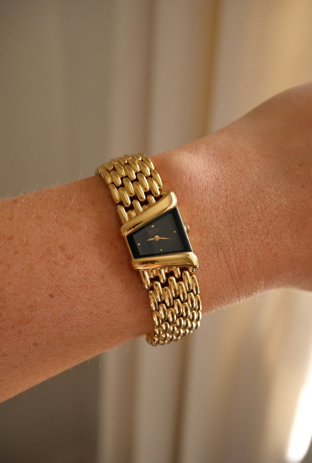 Rare 90s Vintage Ladies Gold Seiko Rivoli 4N00-5749  Watch with Black Dial