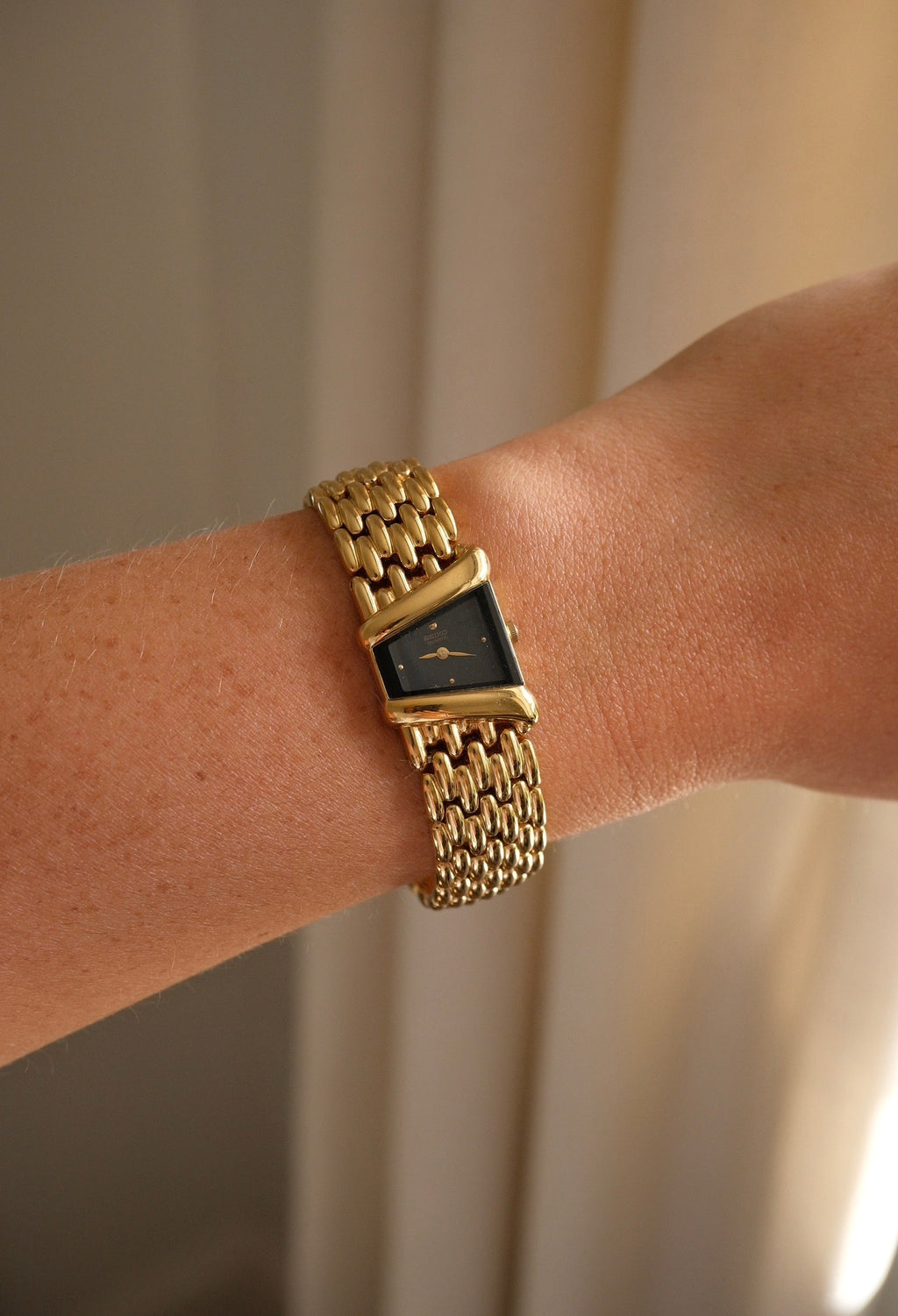 Rare 90s Vintage Ladies Gold Seiko Rivoli 4N00-5749  Watch with Black Dial