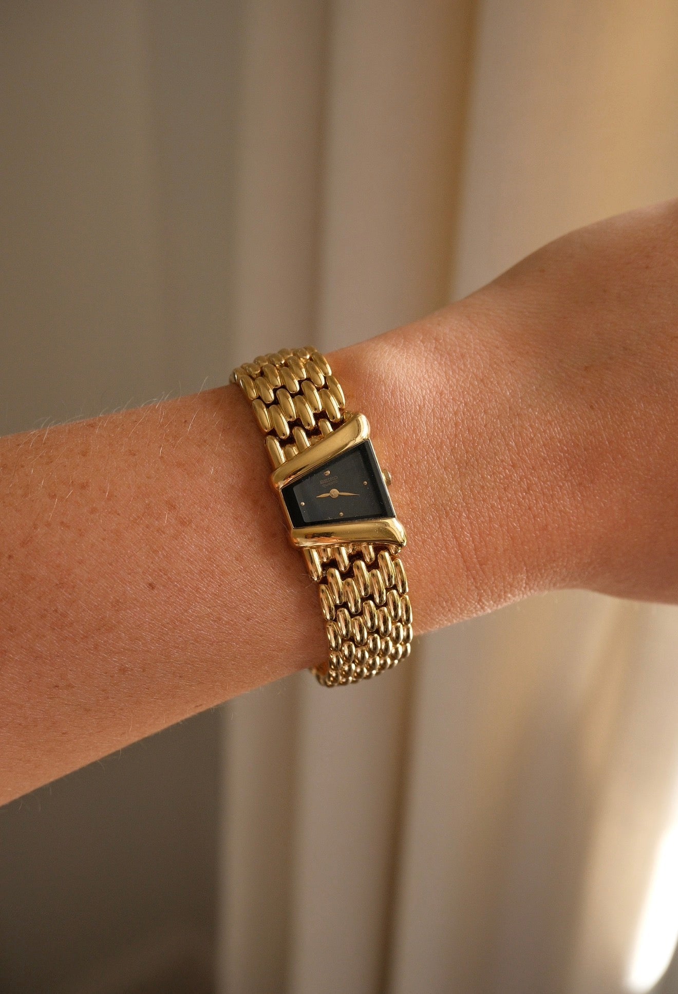 Rare 90s Vintage Ladies Gold Seiko Rivoli 4N00-5749  Watch with Black Dial