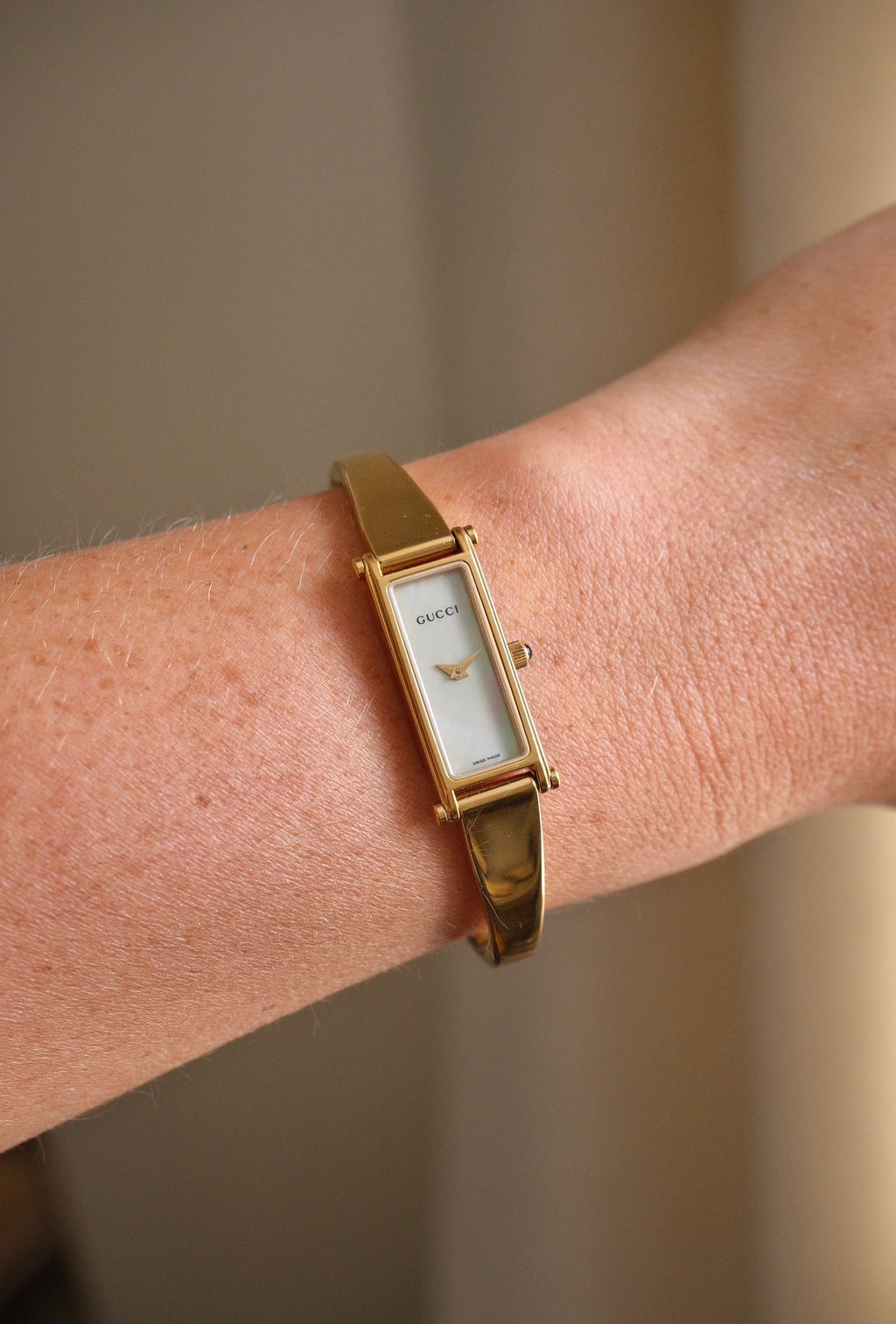 Vintage Gucci 1500L Gold Bangle Watch with Mother of Pearl Dial, 90s Quartz Working in Box