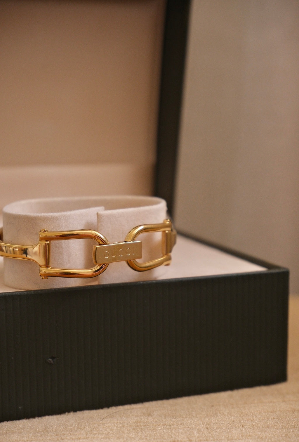 Vintage Gucci 1500L Gold Bangle Watch with Mother of Pearl Dial, 90s Quartz Working in Box
