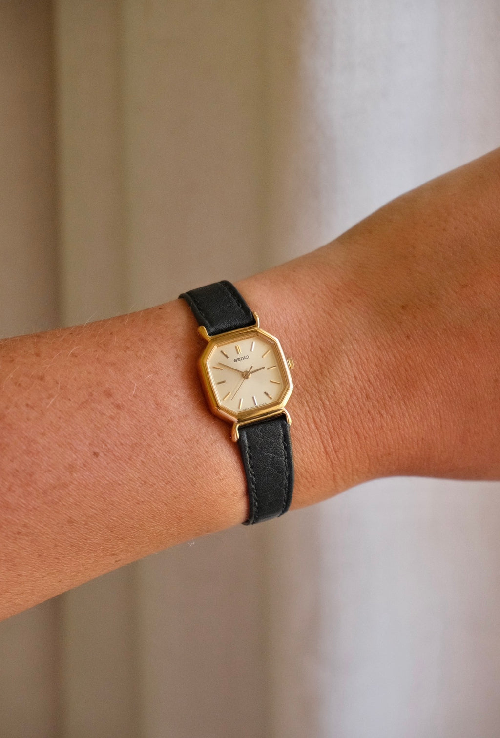1990s Seiko Ladies Gold  Quartz Watch Black Leather Strap Watch Working